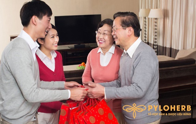 Biếu quà tết bố mẹ vợ năm mới thể hiện tình cảm và lòng biết ơn cha mẹ