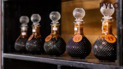 Mật ong đắng được lấy từ những tổ ong được làm từ những con ong chuyên hút mật hoa sâm Ngọc Linh