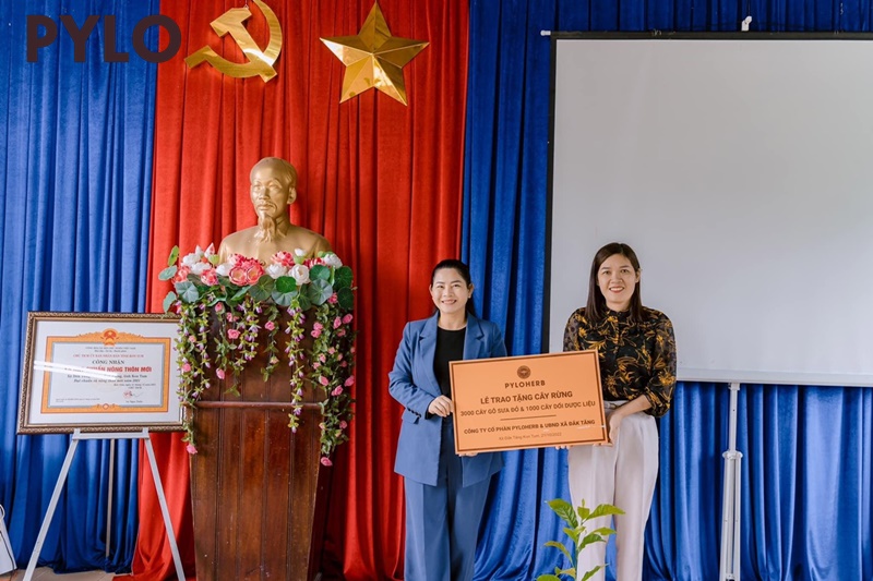 Đại diện thương hiệu PyLoHerb trao tặng cây giống cho xã Đăk Tăng
