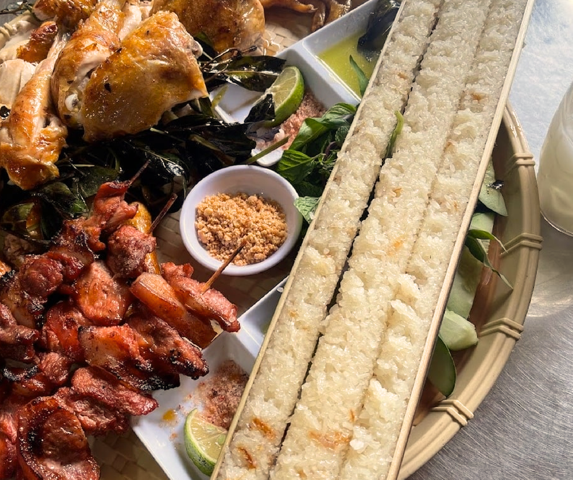 Gà nướng lá tiêu rừng thường được ăn kèm với cơm lam