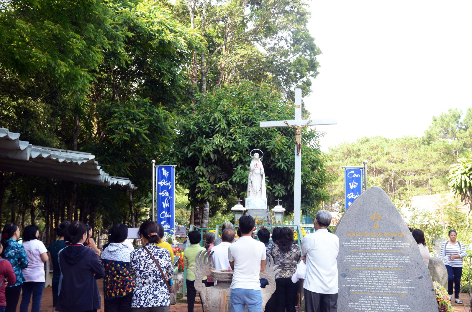 Nhiều người thường đi hành hương đến nơi đây