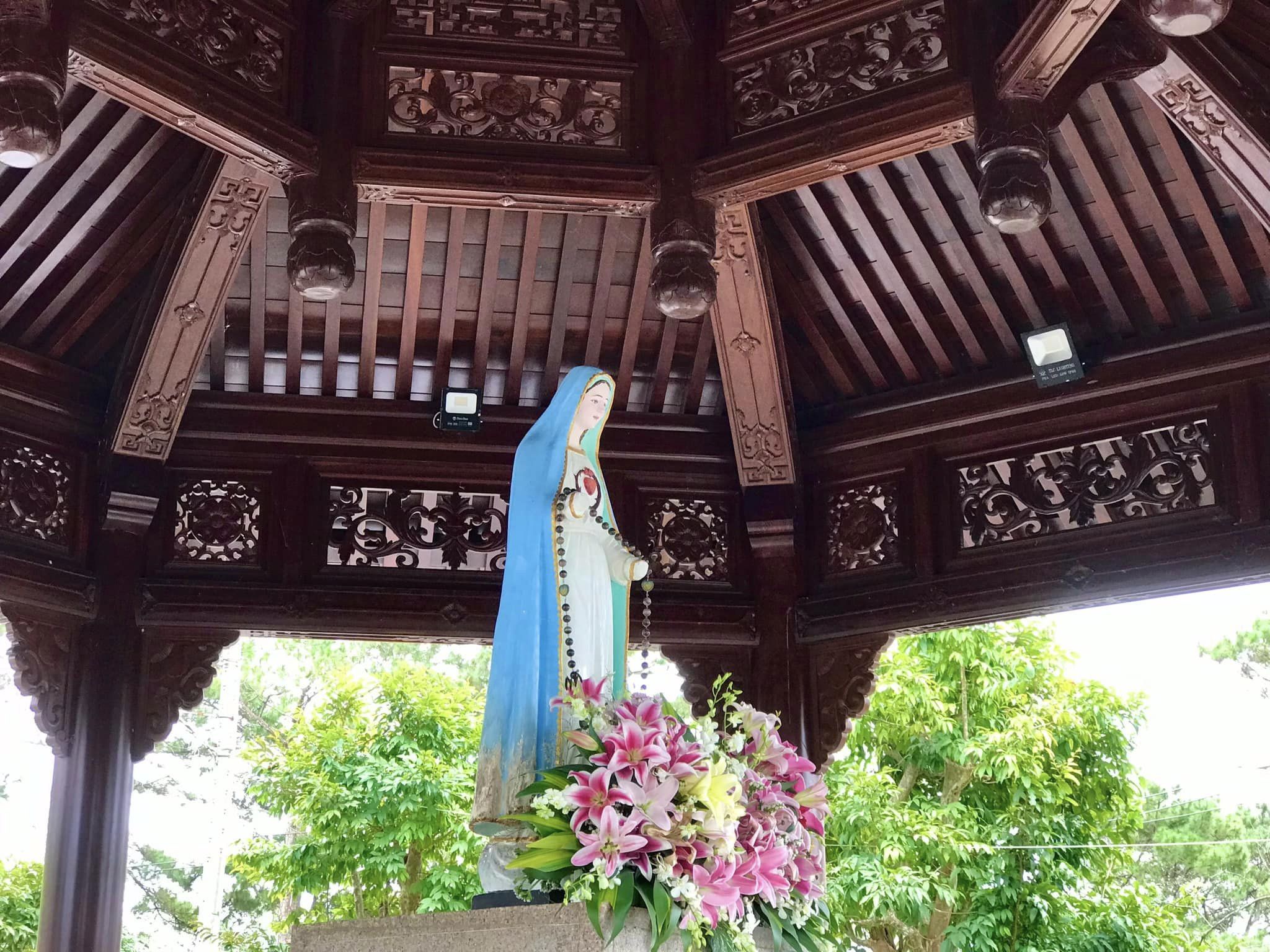 Tượng Đức Mẹ Măng Đen