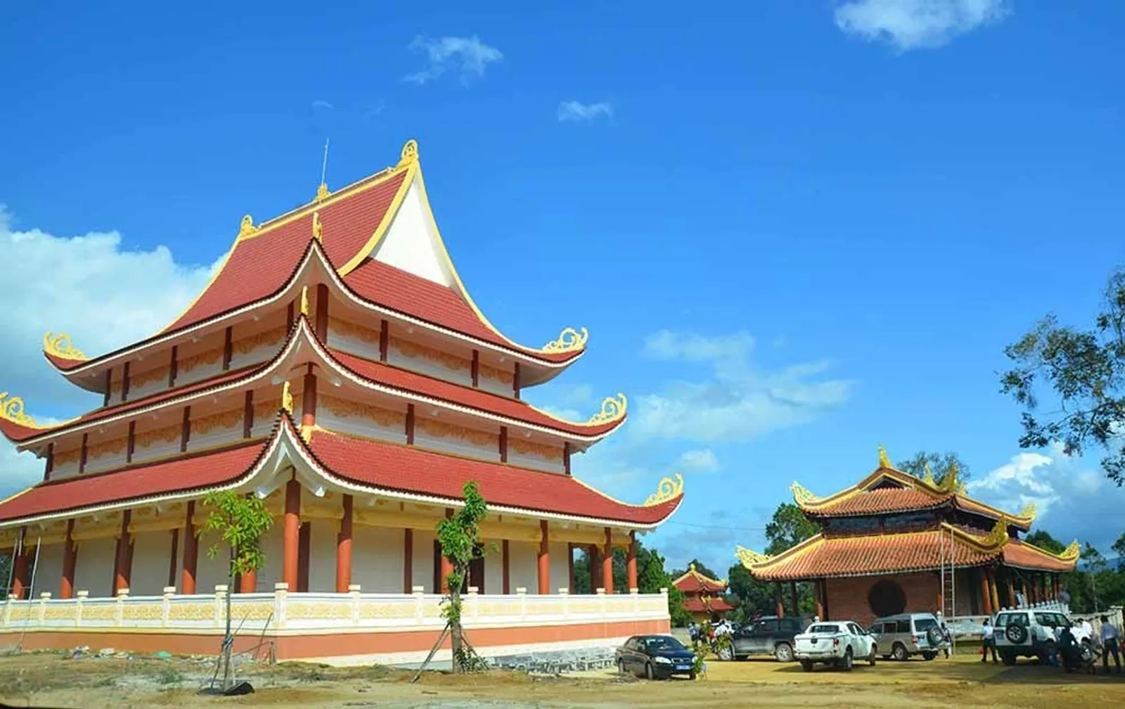 Kiến trúc là sự kết hợp giữa đình chùa truyền thống Việt Nam và những đường nét phóng khoáng của nhà rông